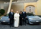 Papež pofrčí elektromobilem. Vatikán dostane flotilu Volkswagenů ID