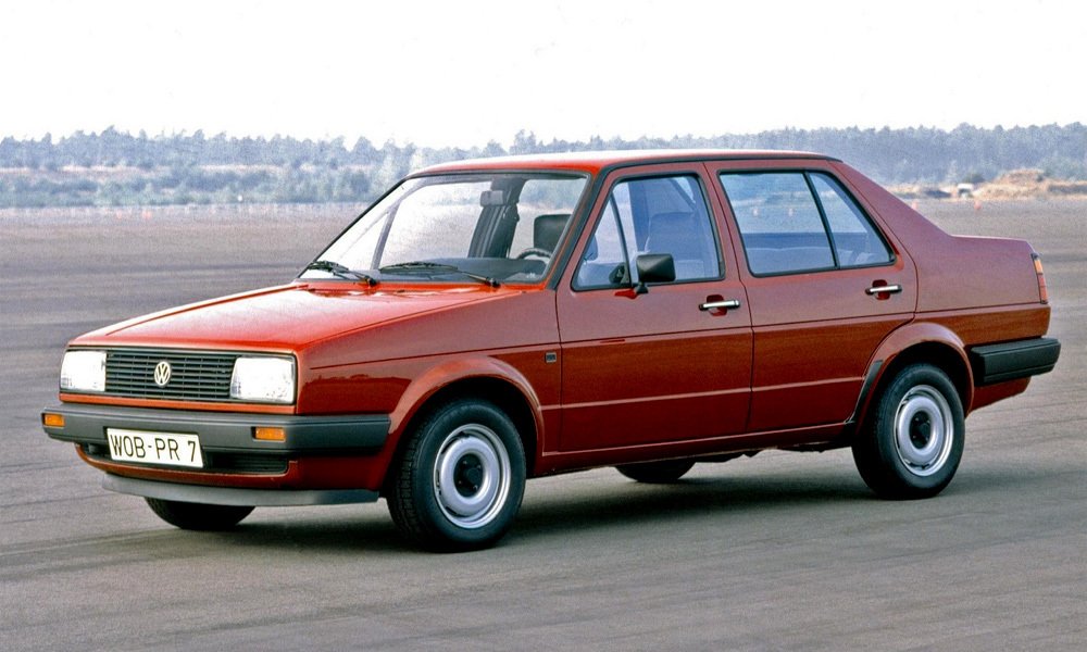 Vedle tří a pětidveřového provedení Golfu II se, podobně jako u první generace, dodával na trh dvou a čtyřdveřový sedan, nazvaný Volkswagen Jetta (Typ A2).