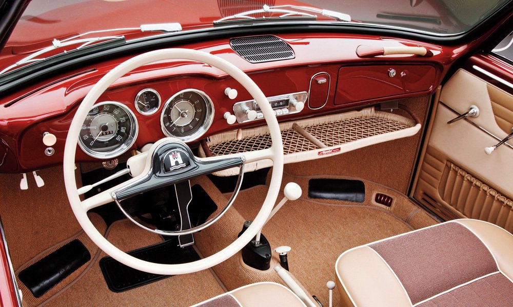Luxusní interiér kabrioletu měl lakovanou palubní desku se třemi kruhovými ručkovými přístroji před dvouramenným volantem.