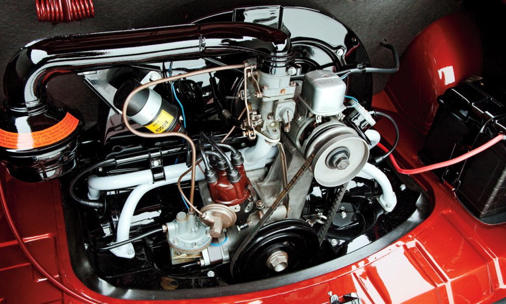 Vzduchem chlazený plochý čtyřválec VW s rozvodem OHV a objemem 1,2 litru byl umístěn za zadní nápravou.