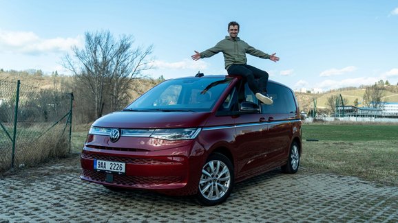 Video: Nový VW Multivan T7 se silnějším benzinem. Jak a za kolik jezdí?