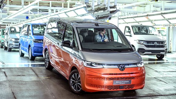 Nový Volkswagen Multivan T7 se už vyrábí. Továrna v Hannoveru byla kvůli němu zásadně upravena