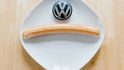 VW totiž vyrábí ve velkém i párky, přesněji svůj originální Currywurst, kterým navíc nekrmí jen své zaměstnance v továrnách.