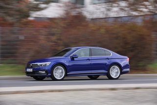 Volkswagen Passat 2.0 TSI DSG R-Line: Tolik toho dělá sám 