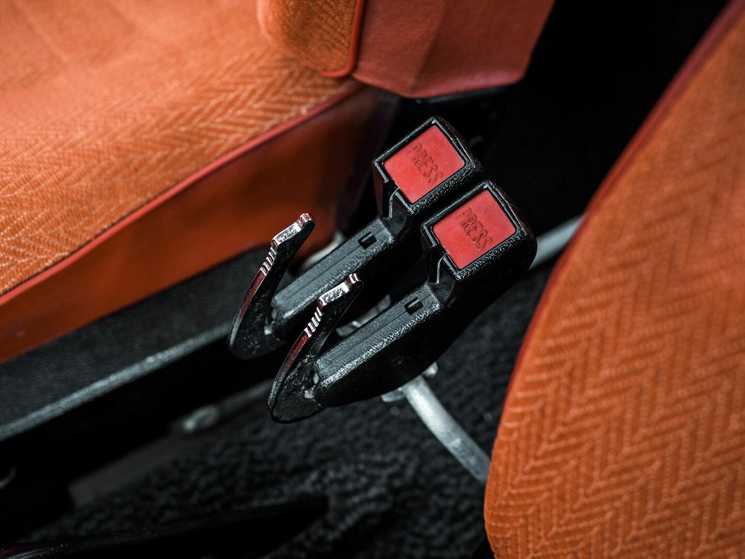 Zámky bezpečnostních pásů nebyly součástí nosné kostry předních sedadel