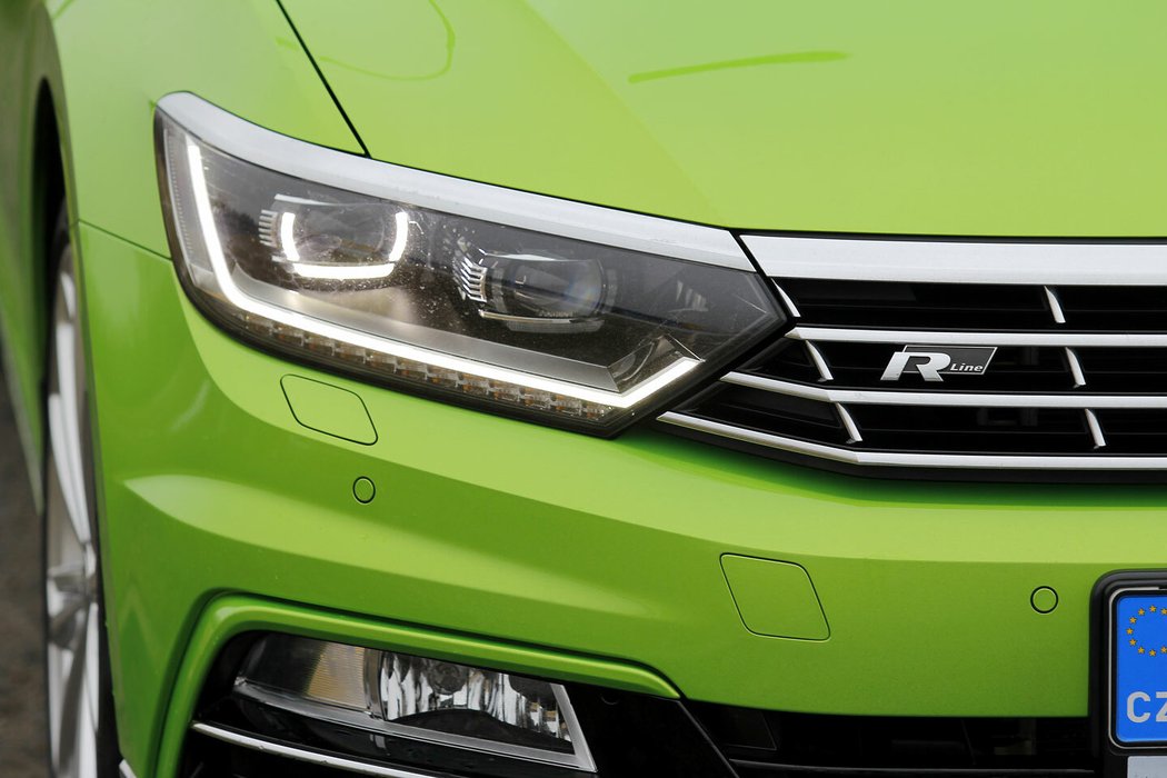 Testovaný bílý vůz má základní variantu světel LED, jejichž výkon je jen o trochu lepší než u základních halogenů. Hledejte proto jejich dynamické provedení, jako má zelený vůz.