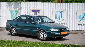V polovině devadesátek sjednotil Volkswagen u většiny modelů tvary chladičových masek. Stejně se tehdy usmívaly malý hatchback Polo a sedan Vento. V polovině devadesátek sjednotil Volkswagen u většiny modelů tvary chladičových masek. Stejně se tehdy usmívaly malý hatchback Polo a sedan Vento.