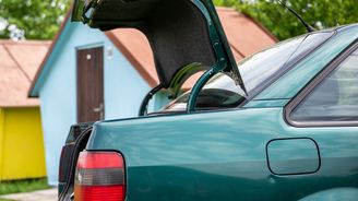 Přestože u koncernu VW je většina sedanů známá vícebodovým zavěšením víka, čtvrtý passat využíval profi lované plechy Přestože u koncernu VW je většina sedanů známá vícebodovým zavěšením víka, čtvrtý passat využíval profi lované plechy
