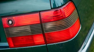 Ke koloritu dražších modelů dříve patřívaly takzvané kouřové svítilny. Levnější specifi kace se proti nim vyznačovaly předpisově oranžovými kryty blikačů. Ke koloritu dražších modelů dříve patřívaly takzvané kouřové svítilny. Levnější specifi kace se proti nim vyznačovaly předpisově oranžovými kryty blikačů.