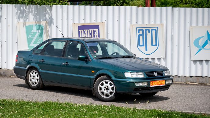 V polovině devadesátek sjednotil Volkswagen u většiny modelů tvary chladičových masek. Stejně se tehdy usmívaly malý hatchback Polo a sedan Vento. V polovině devadesátek sjednotil Volkswagen u většiny modelů tvary chladičových masek. Stejně se tehdy usmívaly malý hatchback Polo a sedan Vento.