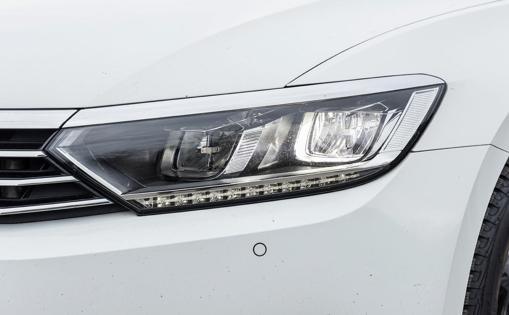Testovaný bílý vůz má základní variantu světel LED, jejichž výkon je jen o trochu lepší než u základních halogenů. Hledejte proto jejich dynamické provedení, jako má zelený vůz.