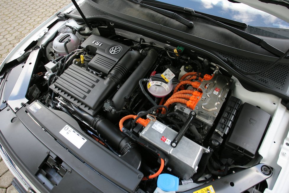 Elektromotor o výkonu 85 kW je zařazený mezi benzinový čtyřválec 1.4 TSI/115 kW a dvouspojkovou převodovku DSG. Dohromady umí tahle dvojice jezdit za sedm litrů benzinu.