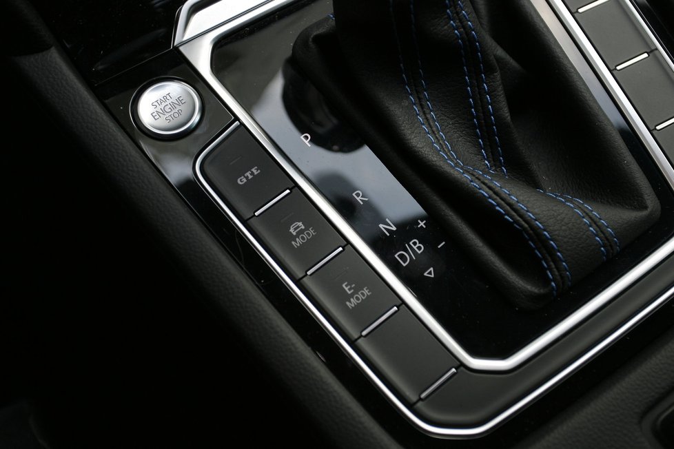 GTE nabízí tři základní režimy: elektrický, hybridní a dobíjecí. Do nabídky se dostanete tlačítkem E-mode vedle voliče převodovky. Spínač GTE z vozu dostane maximum výkonu. Tlačítkem Mode ovlivňujete celou řadu systémů včetně tlumičů: od Eco přes Normal po Sport.