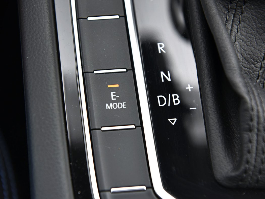 Také plug-in hybridní passat má speciální ovladače, které u jiných motorizací nenajdete. Zmáčknutím E-Modu volíte z čistě elektrického nebo hybridního režimu a také si můžete uchovat energii na později.