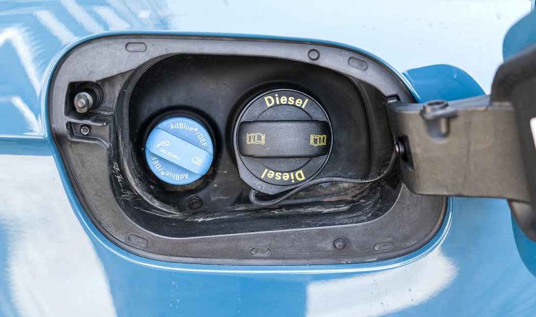 Výhodou i nevýhodou poslední generace dieselů je systém AdBlue. Když kuny přehryžou vedení ke vstřikovači, je to za 7836 Kč. K návštěvě servisu stačí, i pokud někdo doplní AdBlue příliš moc a ultrazvukové čidlo utopí v kapalině. Na druhou stranu díky tomuto systému mají motory velmi čisté emise a jsou rekordně úsporné.