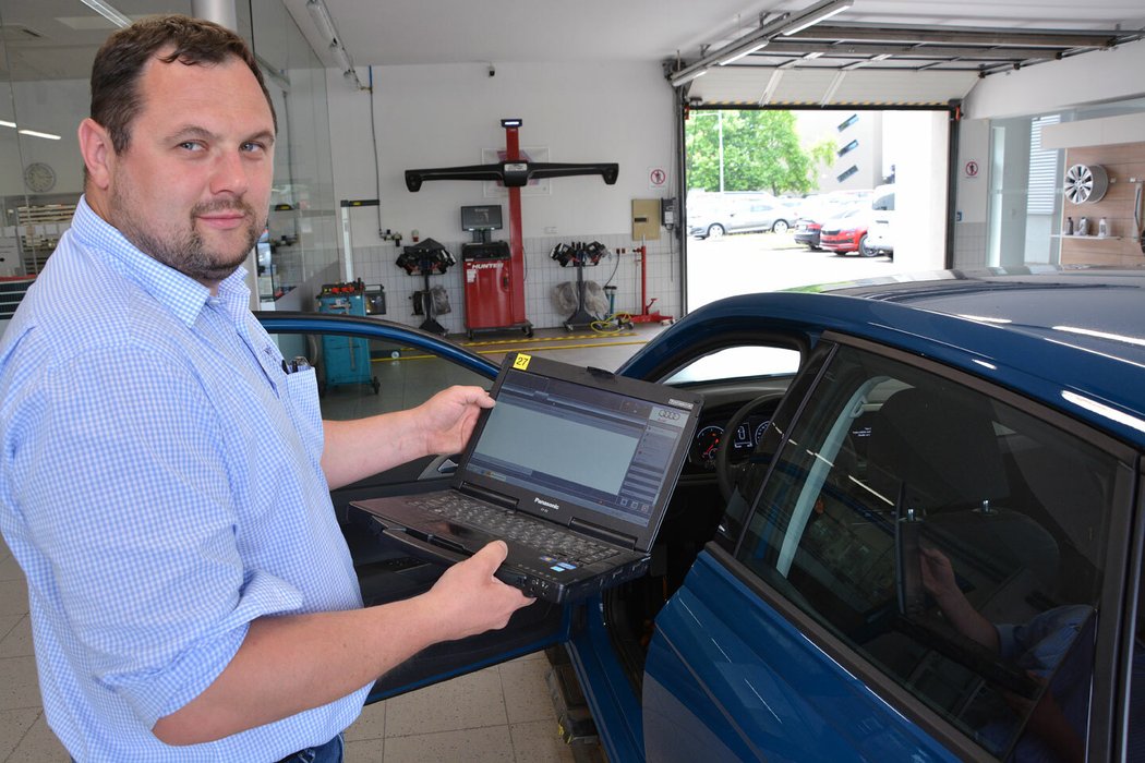 Lukáš Krejčí, garanční technik z Porsche Praha-Prosek, má závady volkswagenů v malíčku. V případě posledního pola si však nevzpomíná na nic, co by zákazníky trápilo častěji. I u testovaného vozu je paměť závad zcela čistá.