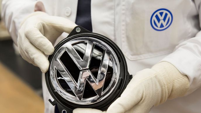 Německé automobilové skupině Volkswagen hrozí pokuta více než 100 milionů eur (2,6 miliardy koruny) za to, že u své flotily osobních aut loni nesplnila cíle Evropské unie stanovené pro emise oxidu uhličitého (CO2).