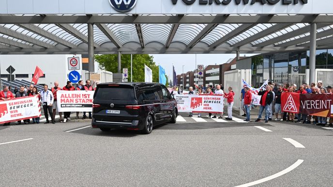 Zaměstnanci koncernu Volkswagen protestují proti plánovaným škrtům Zaměstnanci koncernu Volkswagen protestují proti plánovaným škrtům
