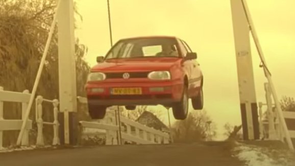 Legendární reklama VW s divokou babičkou má pokračování. Za volantem pořád umí!