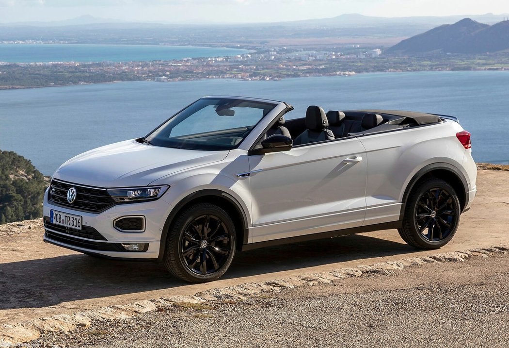 Stylovka T-Roc Cabriolet nezapře inspiraci kabrioletem Range Rover Evoque. Otevřený t-roc se vyrábí v Německu, kombinuje se výhradně s motory 1.0 TSI, 1.5 TSI a vyššími výbavami Style či R-line. Díky četným výztuhám skeletu je proti výchozímu SUV o dva metráky těžší. V Německu dosud dosahoval 13% až 24% podílu na celkových prodejích, u nás to budou spíš promile. Nový plátěný potah střechy vyjde na 95 000 Kč.