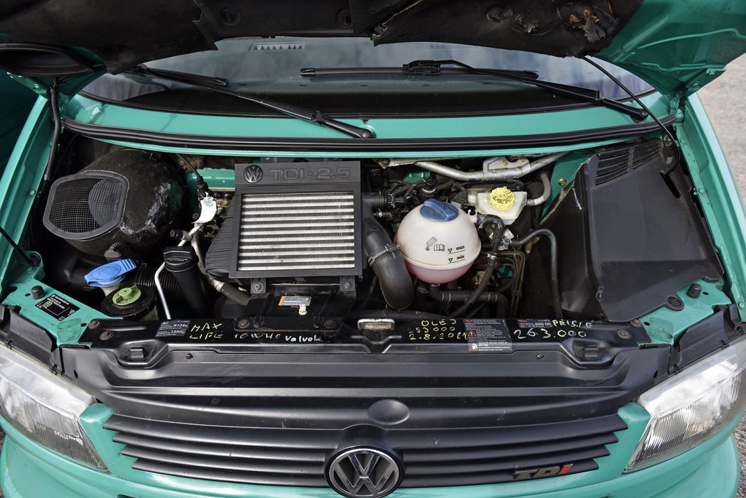 Slabší verze motoru 2.5 TDI se 75 kW má turbodmychadlo regulované obtokem a malý mezichladič stlačeného vzduchu nad motorem