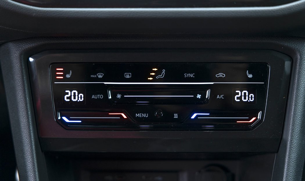 Po modernizaci před dvěma roky dostal tiguan dotykové plošky na multifunkčním volantu i ovládání klimatizace. Vypadají sice moderně, ale odvádějí pozornost od jízdy.