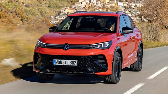 První jízda v novém Volkswagenu Tiguan: Osm motorů, čtvery tlumiče a návrat tlačítek!