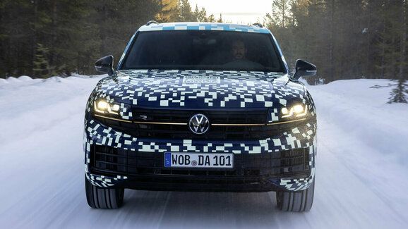 Modernizovaný VW Touareg odhaluje první detaily, na fotkách i videu