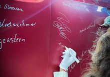 Je konec: Továrna Volkswagenu v Drážďanech ukončila provoz, poslední vůz jde do muzea