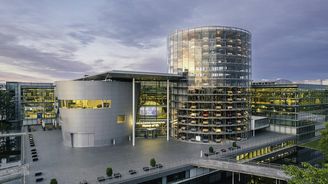 VW končí výrobu v Drážďanech. Zkušeným zaměstnancům chce dát statisíce, těm se to ale nelíbí VW končí výrobu v Drážďanech. Zkušeným zaměstnancům chce dát statisíce, těm se to ale nelíbí