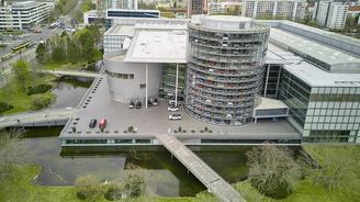 Továrna Volkswagenu v Drážďanech Továrna Volkswagenu v Drážďanech