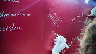 Je konec: Továrna Volkswagenu v Drážďanech ukončila provoz, poslední vůz jde do muzea Je konec: Továrna Volkswagenu v Drážďanech ukončila provoz, poslední vůz jde do muzea