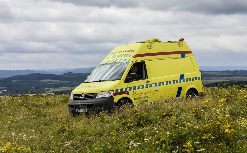 Sanitka má pohon všech kol, a proto může zasahovat i v terénu