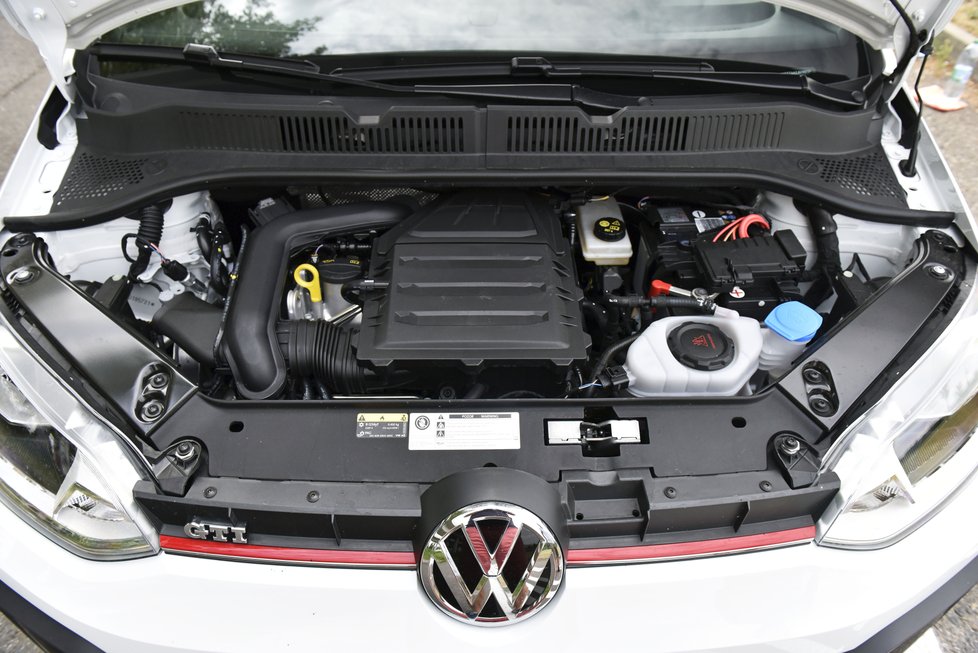 Přeplňovaný litrový tříválec s výkonem 85 kW ukazuje své možnosti po překročení 2000 otáček. Šestistupňový manuál jiný up nenabízí.