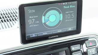 Před modernizací trůnil uprostřed palubní desky volně stojící displej Garmin, u elektromobilní verze sloužil jako palubní počítač Před modernizací trůnil uprostřed palubní desky volně stojící displej Garmin, u elektromobilní verze sloužil jako palubní počítač