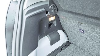 Up! sice působí na poměry třídy velmi hodnotně, lacinější řešení se ale najde i tu. Třeba plato kufru se s dveřmi neotevírá. Up! sice působí na poměry třídy velmi hodnotně, lacinější řešení se ale najde i tu. Třeba plato kufru se s dveřmi neotevírá.