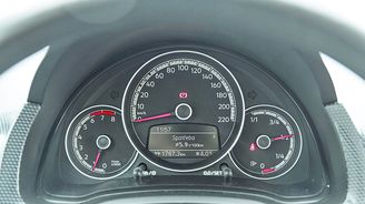 Dnes jsou všude displeje, up! se jich ale nedočkal ani v čistě elektrické verzi. Ručičkový byl i ukazatel stavu baterie. Dnes jsou všude displeje, up! se jich ale nedočkal ani v čistě elektrické verzi. Ručičkový byl i ukazatel stavu baterie.