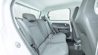 Jistě, kolena zadních pasažérů budou na delších trasách trpět, pokud je osoba vyššího vzrůstu. Je to ale součást žánru. Jistě, kolena zadních pasažérů budou na delších trasách trpět, pokud je osoba vyššího vzrůstu. Je to ale součást žánru.