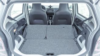 Po sklopení obou částí zadních opěradel se dá zvětšit až na 951 litrů. Jinými slovy, týdenní nákup se sem hravě vejde, pod podlahou navíc zbylo ještě i místo pro plnohodnotnou rezervu s nářadím. Po sklopení obou částí zadních opěradel se dá zvětšit až na 951 litrů. Jinými slovy, týdenní nákup se sem hravě vejde, pod podlahou navíc zbylo ještě i místo pro plnohodnotnou rezervu s nářadím.