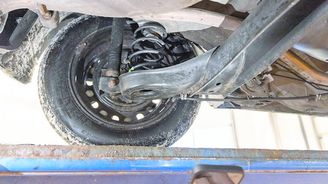 Co se týče podvozku, byl náš testovaný up! v dobré kondici. Nic neklepalo ani nebouchalo, koroze na nápravách sice přítomna je, jde ale pouze o kosmetickou záležitost. Nezapomeňte na pravidelný servis bubnových brzd. Co se týče podvozku, byl náš testovaný up! v dobré kondici. Nic neklepalo ani nebouchalo, koroze na nápravách sice přítomna je, jde ale pouze o kosmetickou záležitost. Nezapomeňte na pravidelný servis bubnových brzd.