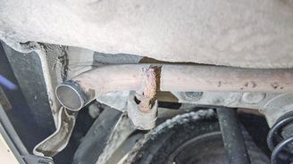 Vizuálně to nejvíce odneslo uchycení zadní části výfuku u tlumiče, funkci zatím vykonává. Vizuálně to nejvíce odneslo uchycení zadní části výfuku u tlumiče, funkci zatím vykonává.