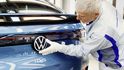 Výroba elektromobilu ID.5 v saském Cvikově. Volkswagen pohrozil, že produkci svých vozů přestěhuje z Německa do jiných zemí