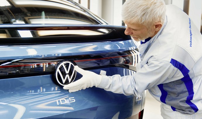 Výroba elektromobilu ID.5 v saském Cvikově. Volkswagen pohrozil, že produkci svých vozů přestěhuje z Německa do jiných zemí