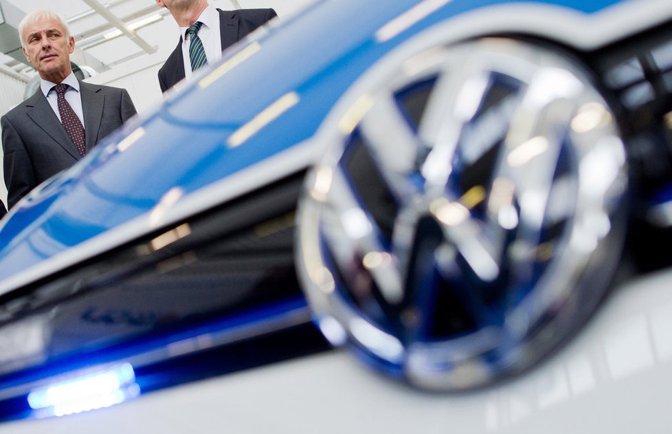 Automobilkou Volkswagen zmítá krize.