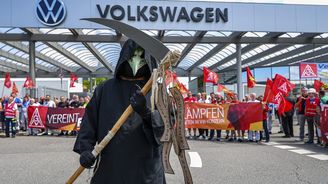 Slavné firmy řežou do živého. Volkswagen, Meta i Amazon ruší desítky tisíc pracovních míst Slavné firmy řežou do živého. Volkswagen, Meta i Amazon ruší desítky tisíc pracovních míst