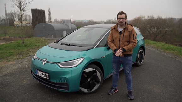 Video: VW ID.3 slibuje prostornost Passatu. Je to tak? A co dojezd v zimních dnech?