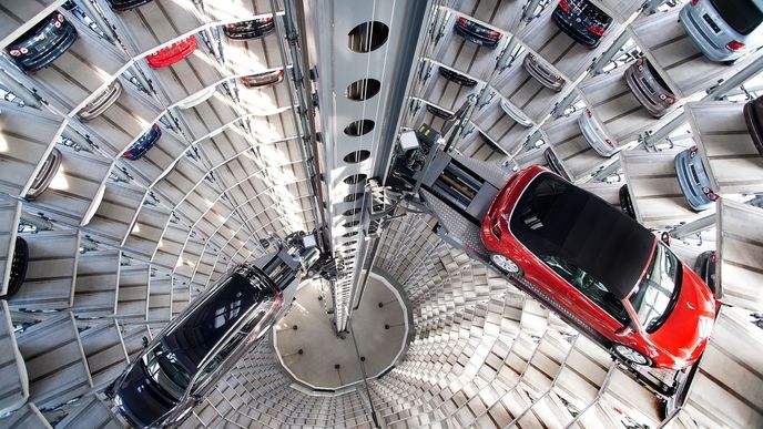 Futuristické garáže v areálu VW ve Wolfsburgu.