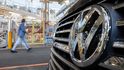 49 procent ze získaných prostředků Volkswagen vyplatí jako mimořádnou dividendu svým akcionářům. Zbytek investuje zejména do rozvoje elektromobility.