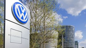 Kvůli nesrovnalostem v údajích o emisích oxidu uhličitého (CO2) u vozů koncernu Volkswagen zřejmě Německo letos přišlo na daních o 1,8 miliardy eur.