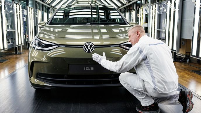 Nezájem o elektromobily nutí Volkswagen propouštět a rušit závody. Dopady cítí i Škoda Auto.